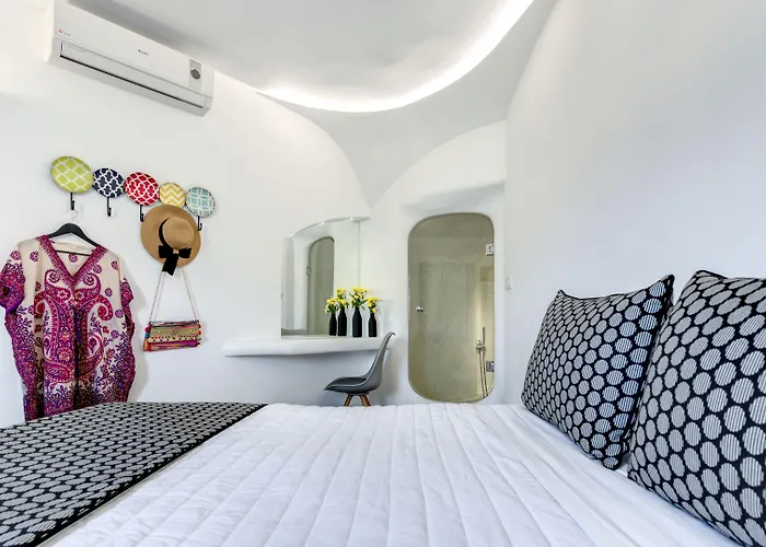 Evgenia & By Calm Collection Fira (Santorini)